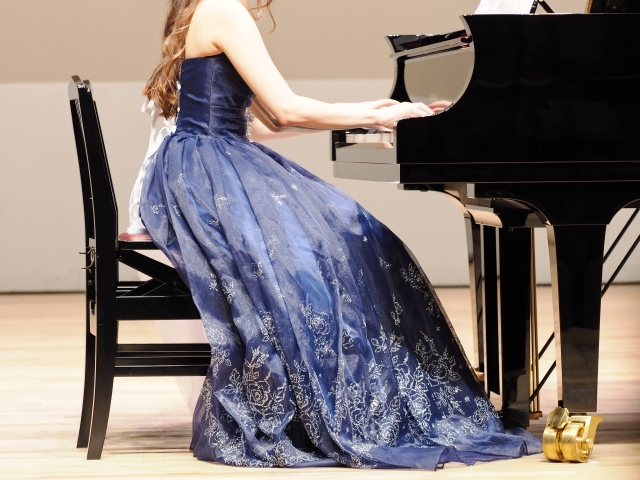 ドレス姿でピアノ