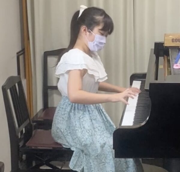 女の子がピアノを弾く姿